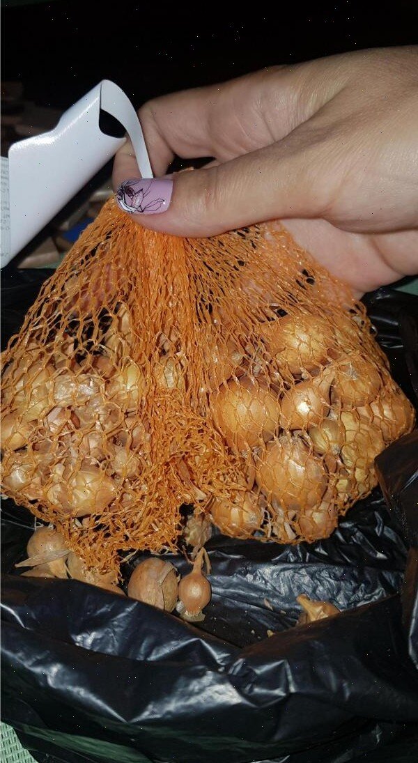 Лук храню в сетке, но результат не совсем устраивает. Недавно наткнулась на более интересный способ - как опробую, отпишусь.