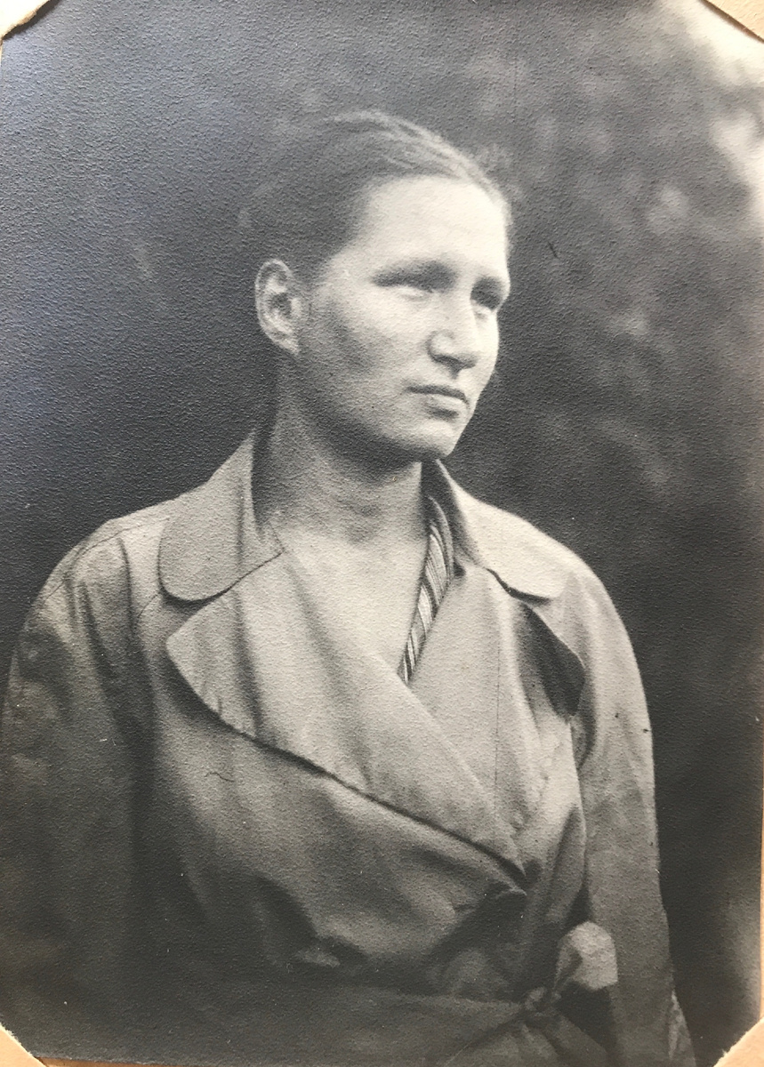 Елена Павловна работала с 14 лет, потому что ее отец погиб во время гражданской войны в 1917 году.  Ее мать с двумя детьми на руках осталась одна.