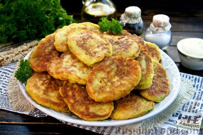 капуста белокочанная, лук репчатый, морковь, кефир, мука, яйца, сода, соль, перец чёрный молотый, масло растительное