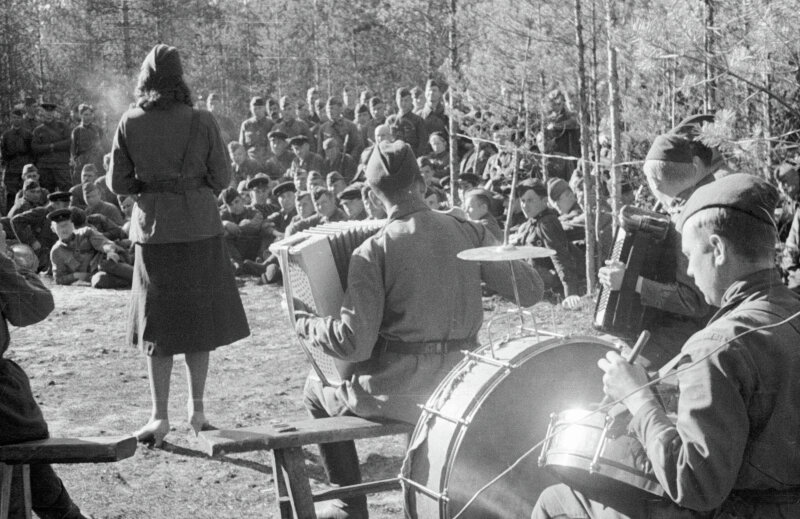 Великая Отечественная война. Концерт артистов фронтовой бригады в одной из частей Красной армии, 1942 год © Дмитрий Козлов, РИА Новости