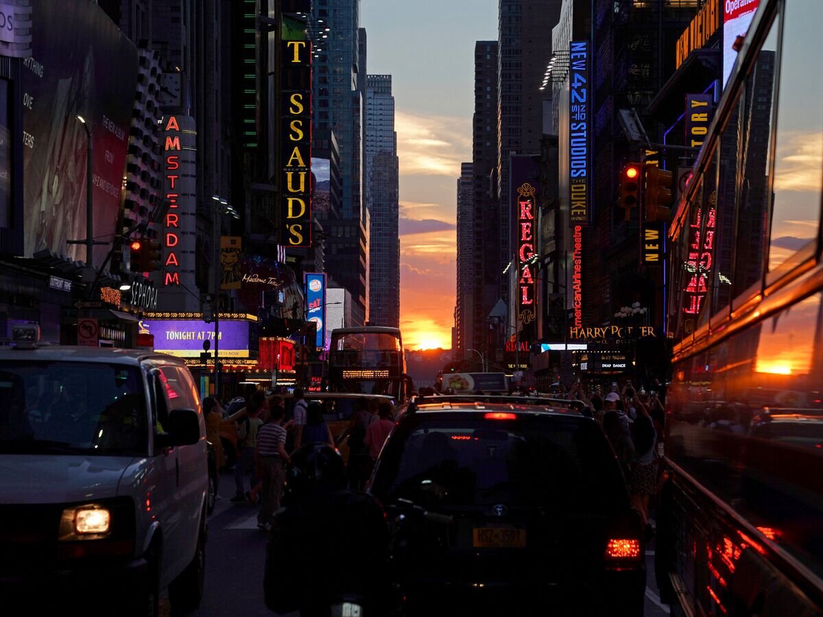    Летнее солнцестояние в Нью-Йорке© AP Photo / Timothy A. Clary