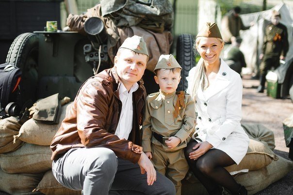 Алексей Воскресенский с семьёй.Фото Яндекс.Картинки