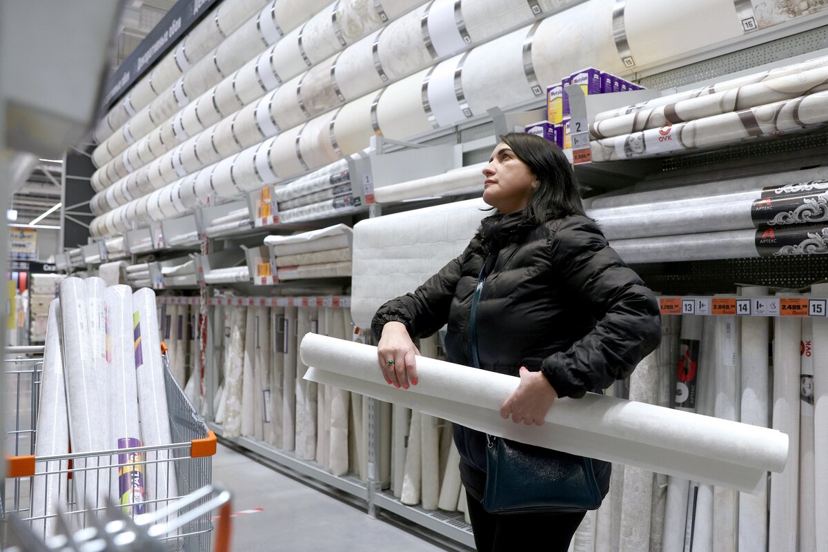    Разновидностей обоев на рынке немало. Их цена варьируется от 1200 руб. за рулон самых распространенных обоев до 100 тыс. руб. за эксклюзивные варианты. / Фото: Егор Алеев/ТАСС