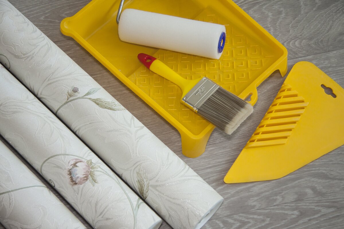    При поклейке обоев на флизелиновой основе клеем обрабатывается только стена. / Фото: iStock