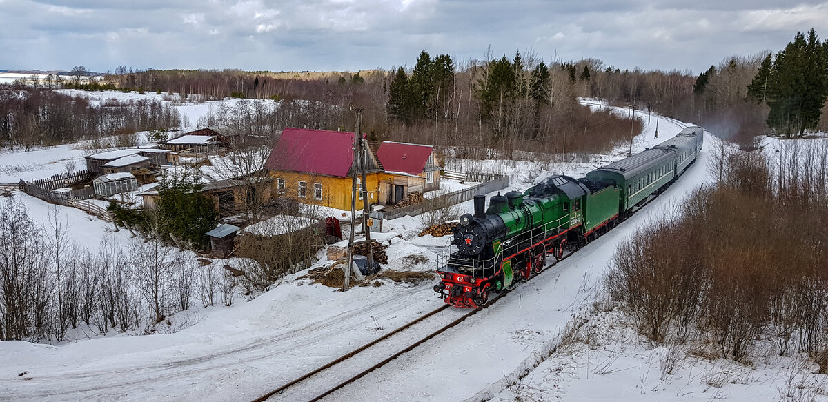 Пассажирский паровоз серии Су с регулярным пригородным ретропоездом "Селигер" на приближении к станции Осташков. Фото: Алексей Алексеев