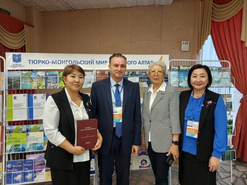 Эксперты НОЦ алтаистики и тюркологии «Большой Алтай»: заведующая кафедрой социально-гуманитарных наук Киргизской государственной академии физической культуры и спорта имени Б. Турусбекова Замира Садырова, директор ИИМО Алтайского госуниверситета Иван Назаров, главный научный сотрудник НИЦ «Ел тарихы» Евразийского Национального университета им. Л. Гумилева Альбина Жанбосинова, заведующая кафедрой регионоведения и кыргызоведения Кыргызского национального университета им. Ж. Баласагына Жамыйкат Омурова.