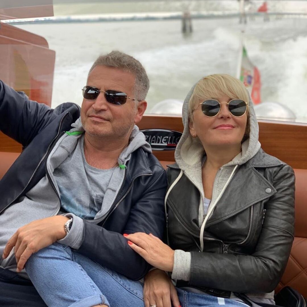 Босоногого, но уже далеко не мальчика отечественной эстрады Леонида Агутина, давно обвиняют в довольно неоднозначной позиции, после ряда его весьма сомнительных высказываний в адрес российских властей.-4
