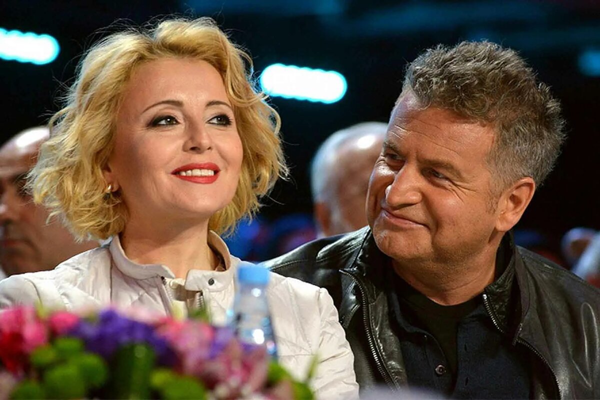 Босоногого, но уже далеко не мальчика отечественной эстрады Леонида Агутина, давно обвиняют в довольно неоднозначной позиции, после ряда его весьма сомнительных высказываний в адрес российских властей.-5