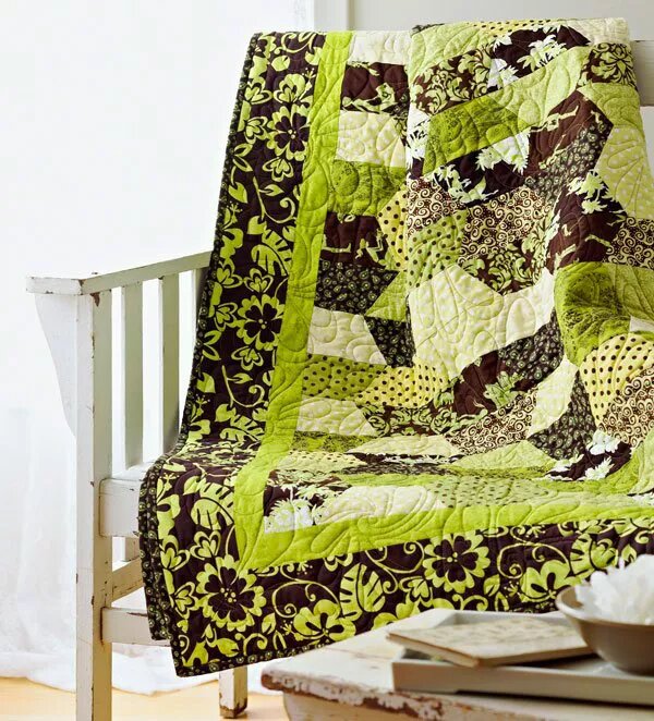 Лоскутные одеяла с элементами зеленого цвета, включая вечнозеленый и яркий лайм, придают интерьеру смелость и свежесть.-2