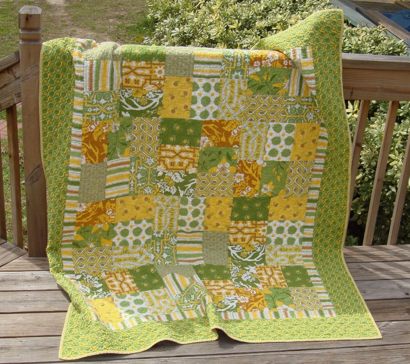 Лоскутные одеяла с элементами зеленого цвета, включая вечнозеленый и яркий лайм, придают интерьеру смелость и свежесть.