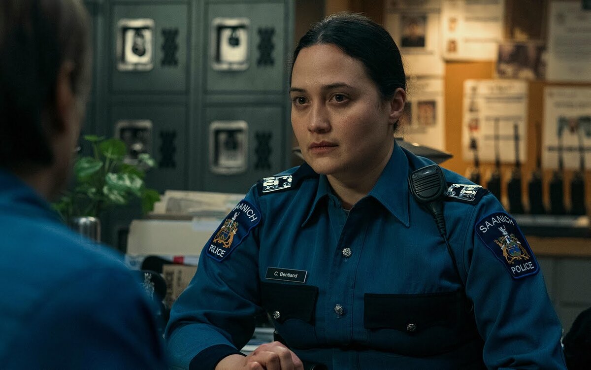Кадр из сериала «Под мостом», реж. Гита Васант Пател, Кэтрин Хардвик, Нимиша Мукерджи, 2024