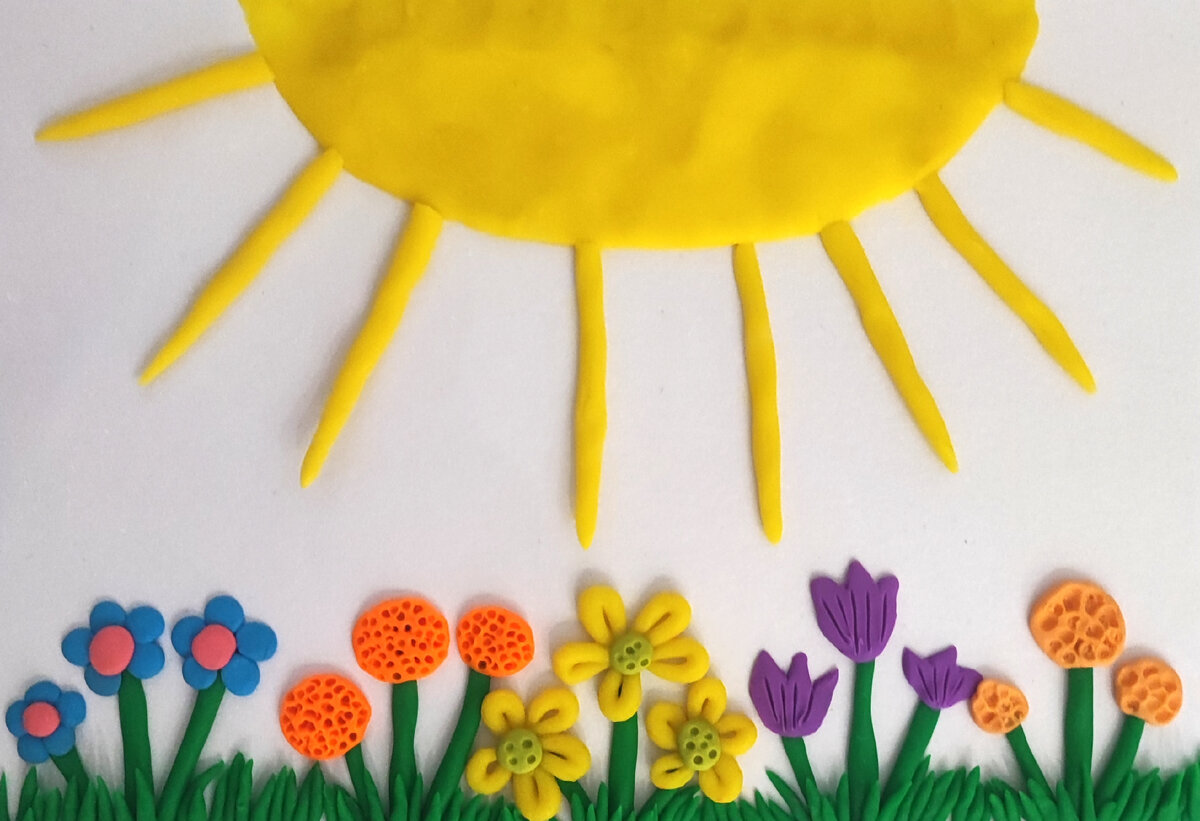 Готовый вариант аппликации из пластилина на картоне Солнечная поляна на канале Лепим с Таней.