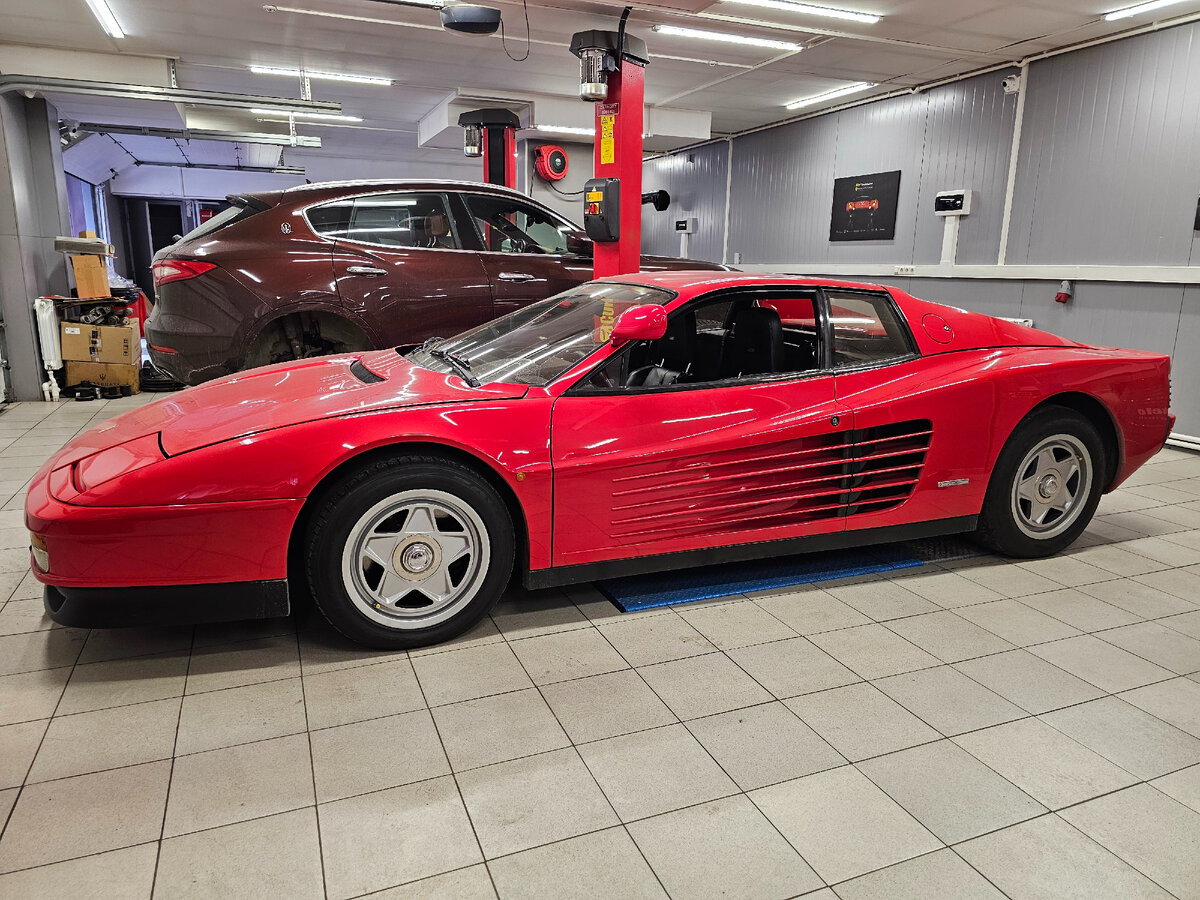  Ferrari Testarossa, у многих в детстве висел такой постер на стене, или был вкладыш из жевательной резинки? Дизайн, конечно, уникальный!