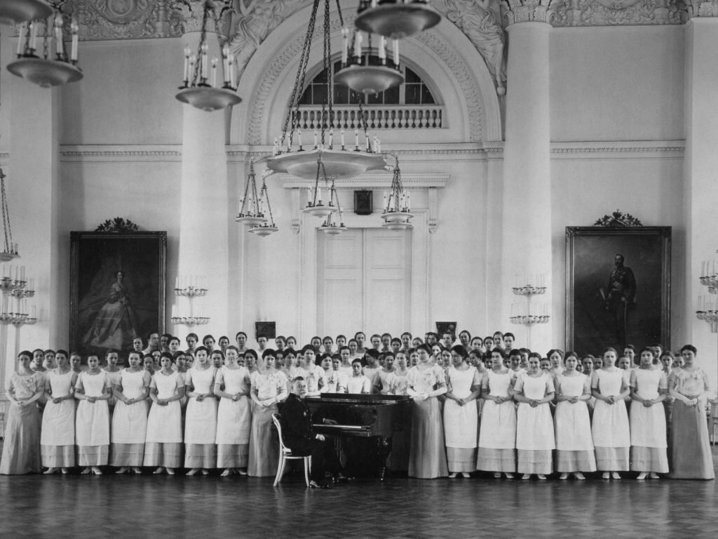  Воспитанницы Смольного института благородных девиц на уроке музыки, 1913 г. Фото К. Булла