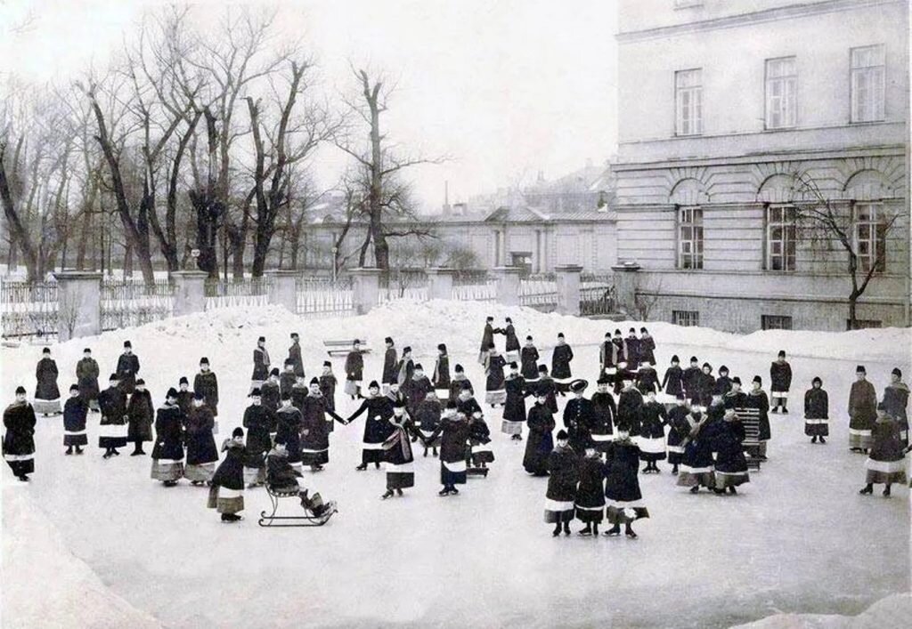  Воспитанницы Смольного института благородных девиц на прогулке, 1913 г. Фото К. Булла
