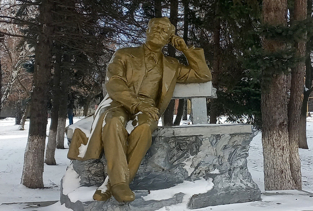 Памятник П.И. Чайковскому в Шахтерске. Фото 2024 года