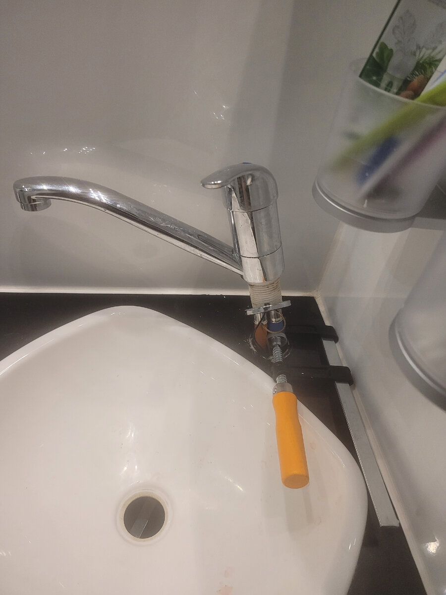 Струбцины - наше спасение. Пережал холодную воду.