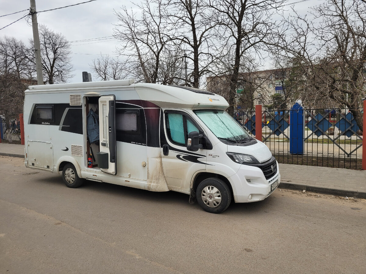 С вечера на стоянке никого нет.