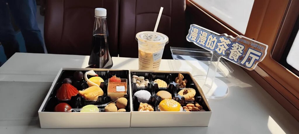 Напитки и закуски в чунцинском чайном автобусе. cq.cnr.cn