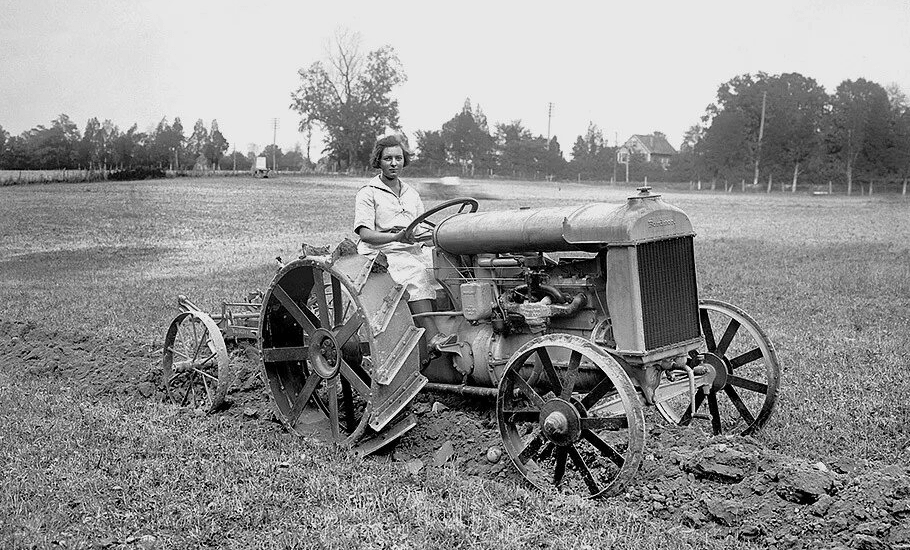 К 1932 году в СССР произведено более 40 000 копий американских тракторов Fordson