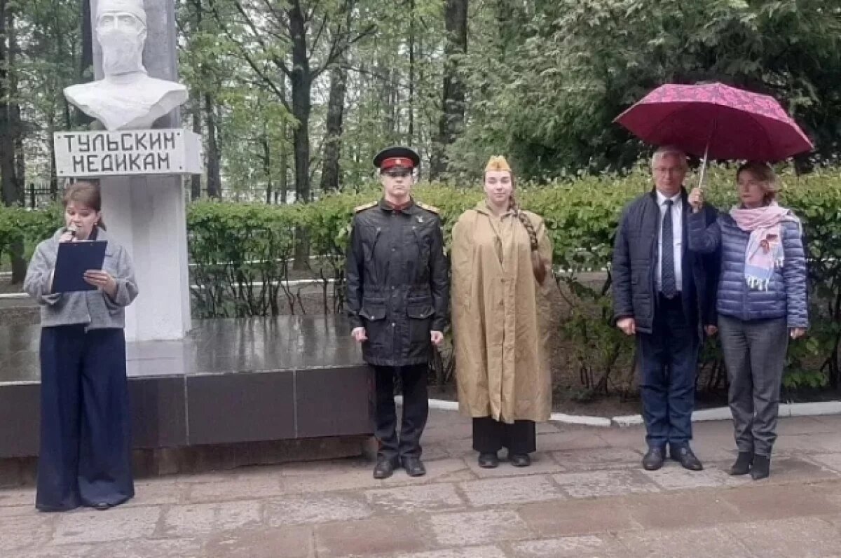    В областной больнице возложили цветы к стеле «Тульским медикам»