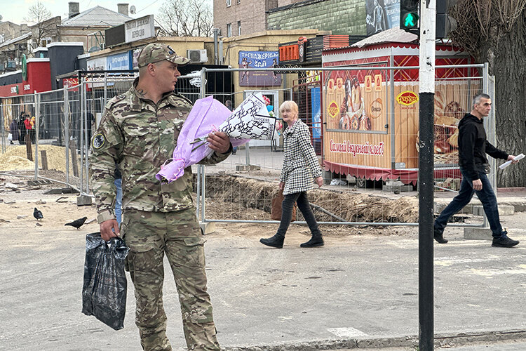    Все приезжие сравнивают город с российскими мегаполисами 90-х