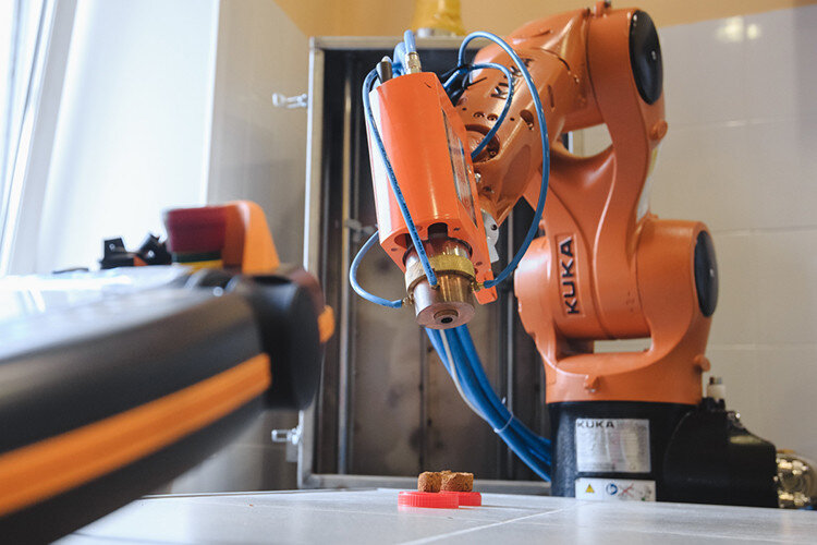    «Есть такой показатель, как количество роботов на 10 тысяч работников в обрабатывающей промышленности. Так вот, средний показатель по миру — 141 робот на 10 тысяч занятых, в Китае их более 300, в Германии более 300, в Южной Корее более 700, во Франции более 100, а в России всего пять».   
Фото: «БИЗНЕС Online»