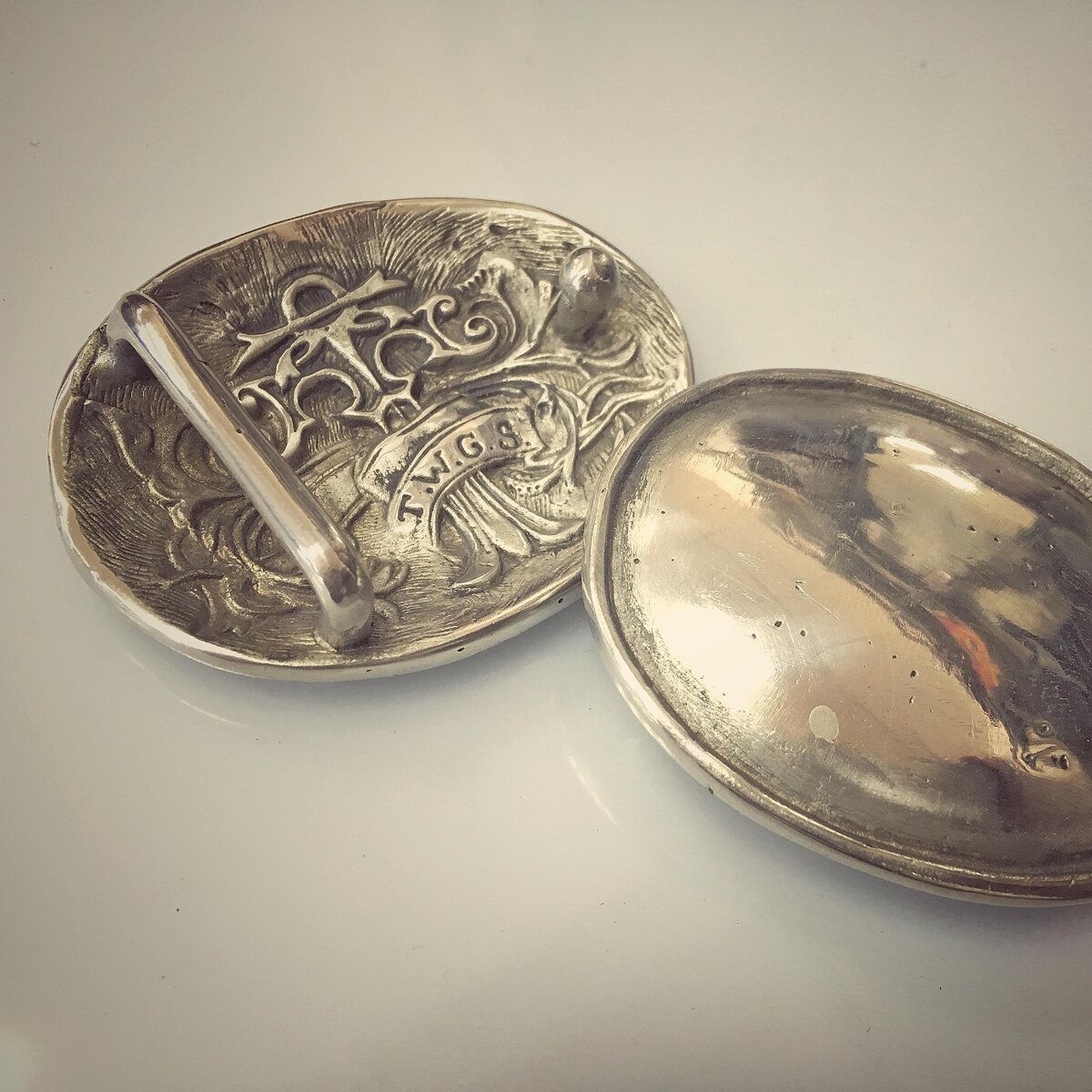 Пряжка BARO. Снята с производства. Остались только "музейные" экземпляры. 