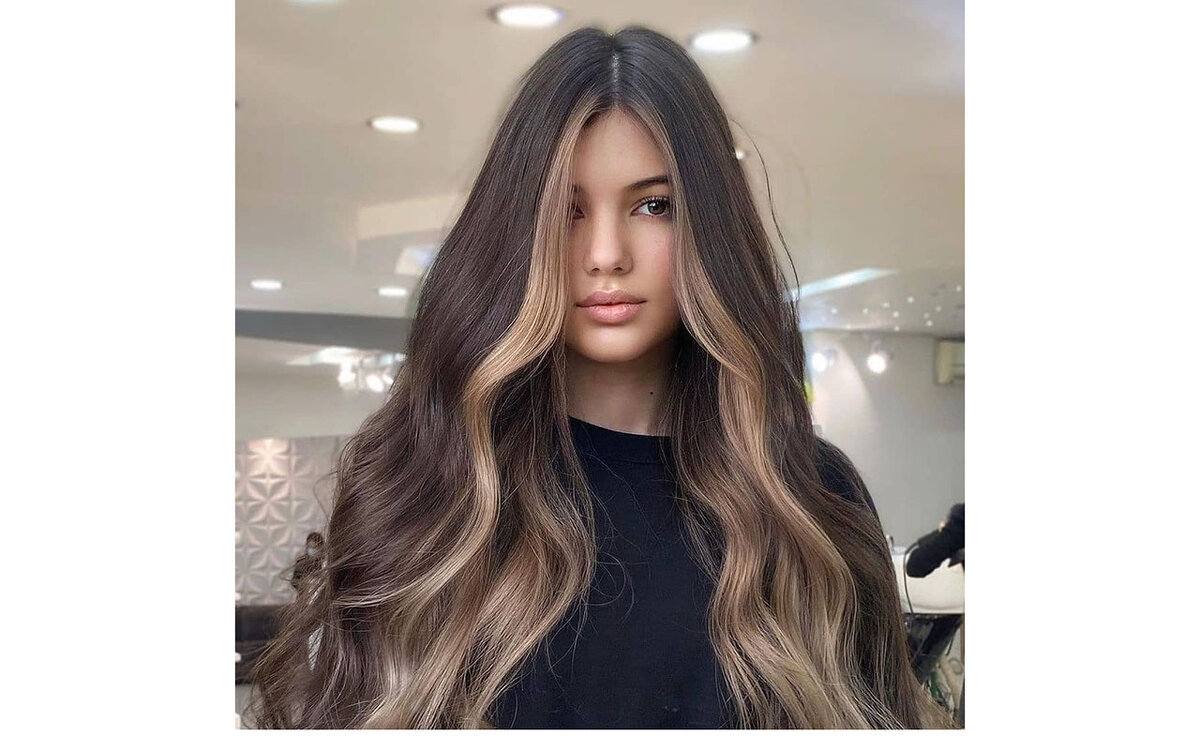 Контуринг – это особая техника окрашивания волос, которая позволяет при по помощи осветления отдельных прядей смоделировать овал лица.