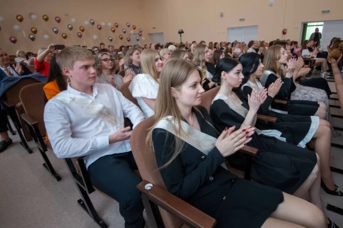    Праздничные мероприятия рекомендовано перенести в школьный спортивный или актовый залы.