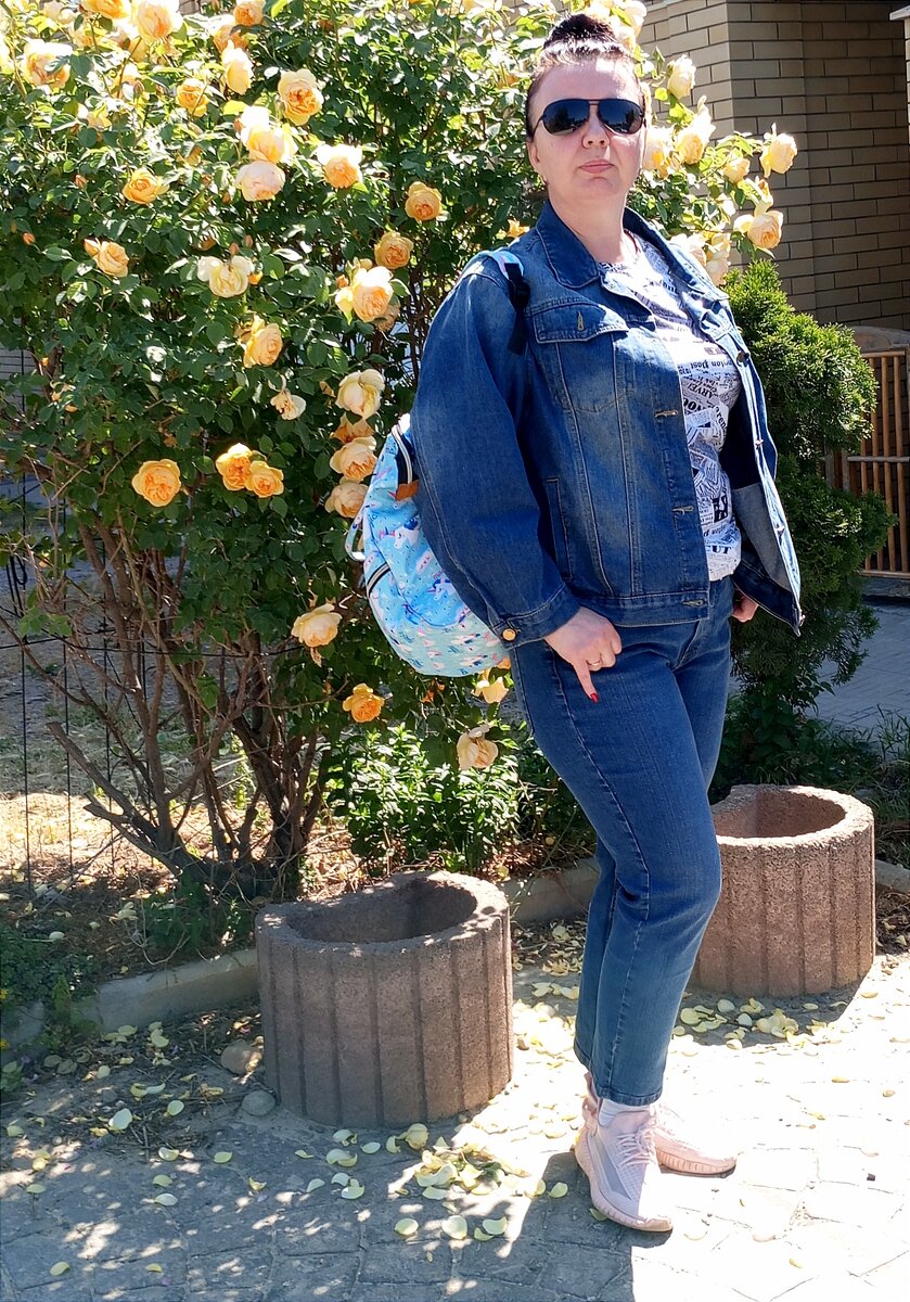 Новые джинсы купил супруг. Муж умолял меня не носить весной мои мужские джинсы, которые велики на два размера. Джинсы хипхопера. 😁Мизинец всегда такой. Прямой. 