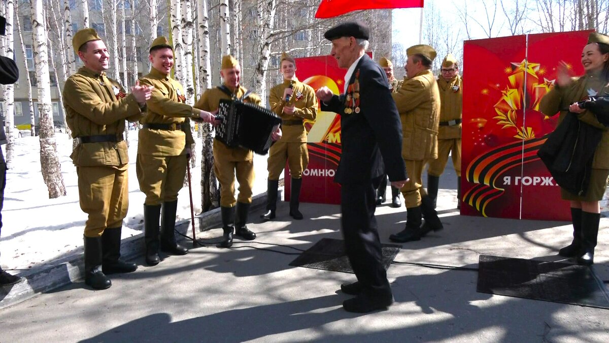    В Сургуте столетний ветеран станцевал под гармонь