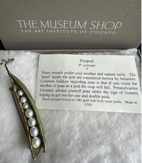 Брошь Peapod (Стручок гороха) в фирменной коробочке Институте Искусства Чикаго 