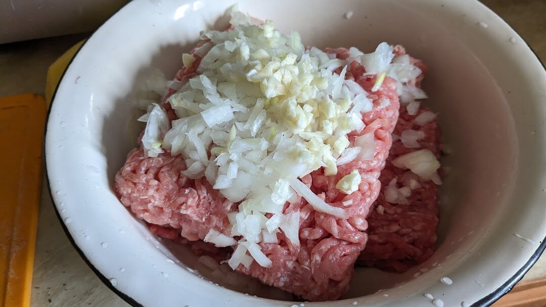 Фарш, лук и чеснок - классические ингредиенты для приготовления котлет. Фото автора