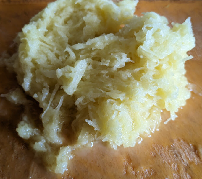 Натертая на мелкой терке картофелина. Фото автора