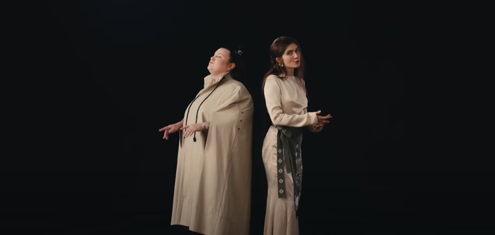 Скриншот из клипа alyona alyona & Jerry Heil - Teresa & Maria | Eurovision 2024 | SOCIAL VIDEO. На фото Алёна Савраненко и Яна Шемаева.