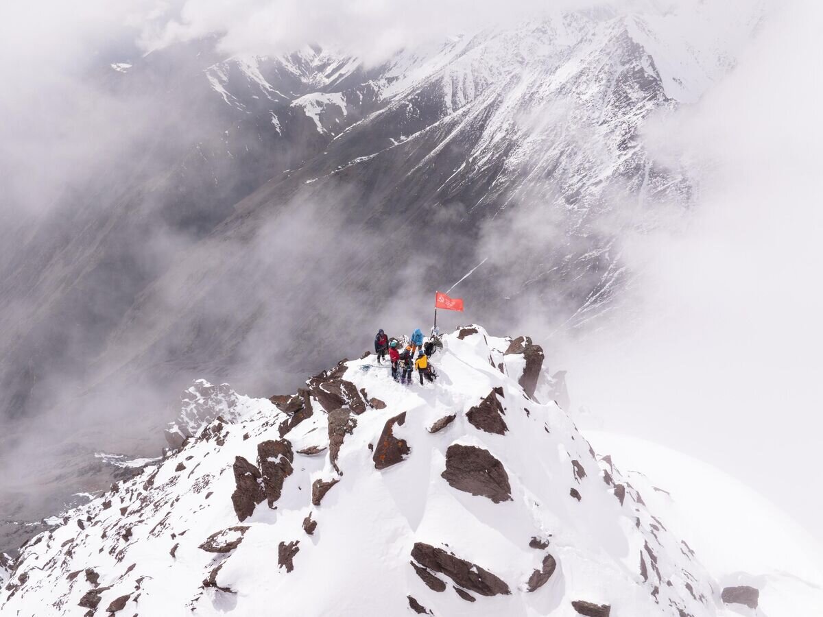    Самый "высокогорный" "Бессмертный полк" прошел в Киргизии на пике Путина © Фото предоставлено организаторами мероприятия