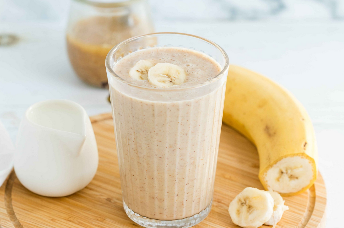Овсяный смузи с арахисовым маслом и бананом