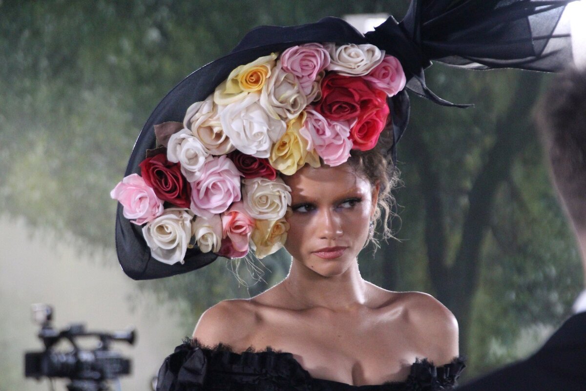    Зендая в шляпе Alexander McQueen