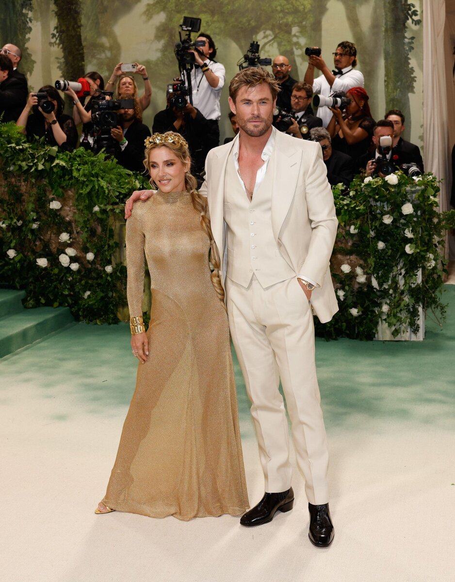    Крис Хемсворт и его жена Эльза Патаки в короне Jennifer Behr (оба в в Tom Ford)