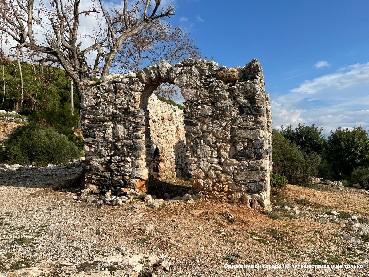 Сейчас на их месте можно увидеть только фундаменты старых домов, кое-где сохранились остатки стен и каменных ограждений.