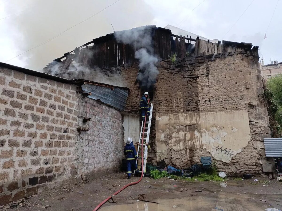 Пожарники локализуют пожар на крыше одного из двухэтажных домов на улице Дегатан (7 мая 2024). Еревaн © Photo : press office of the Rescue Service of the MIA of RA