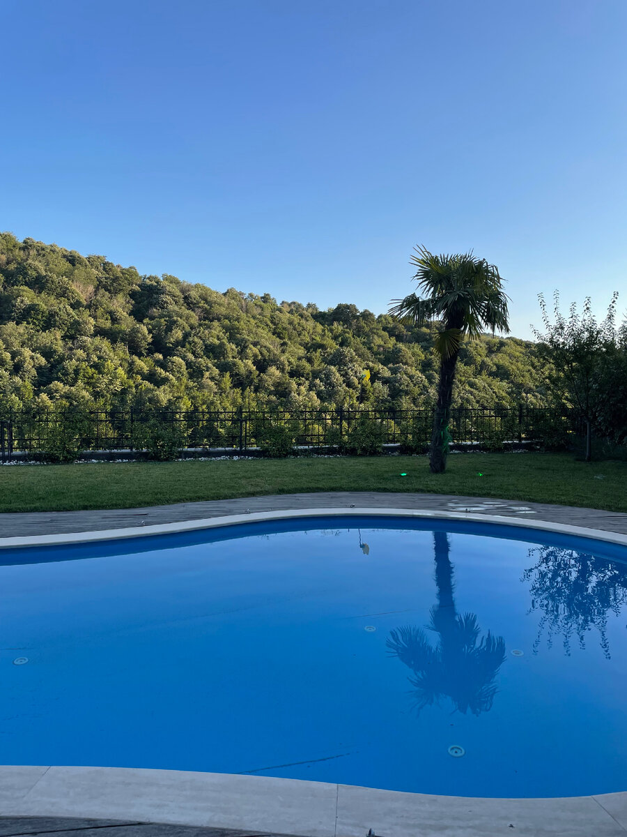 Жду комментариев «почему у миллионеров такой маленький бассейн, вот у нас в России…»😄