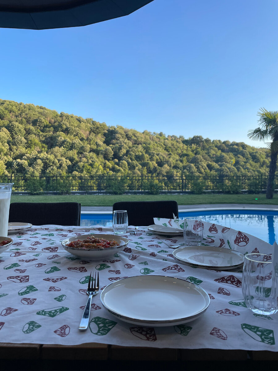 Сервировка самая обычная, по турецким меркам это очень скромно…чаще всего турчанки ставят на стол все лучшее сразу, чуть ли не золотые канделябры 😁