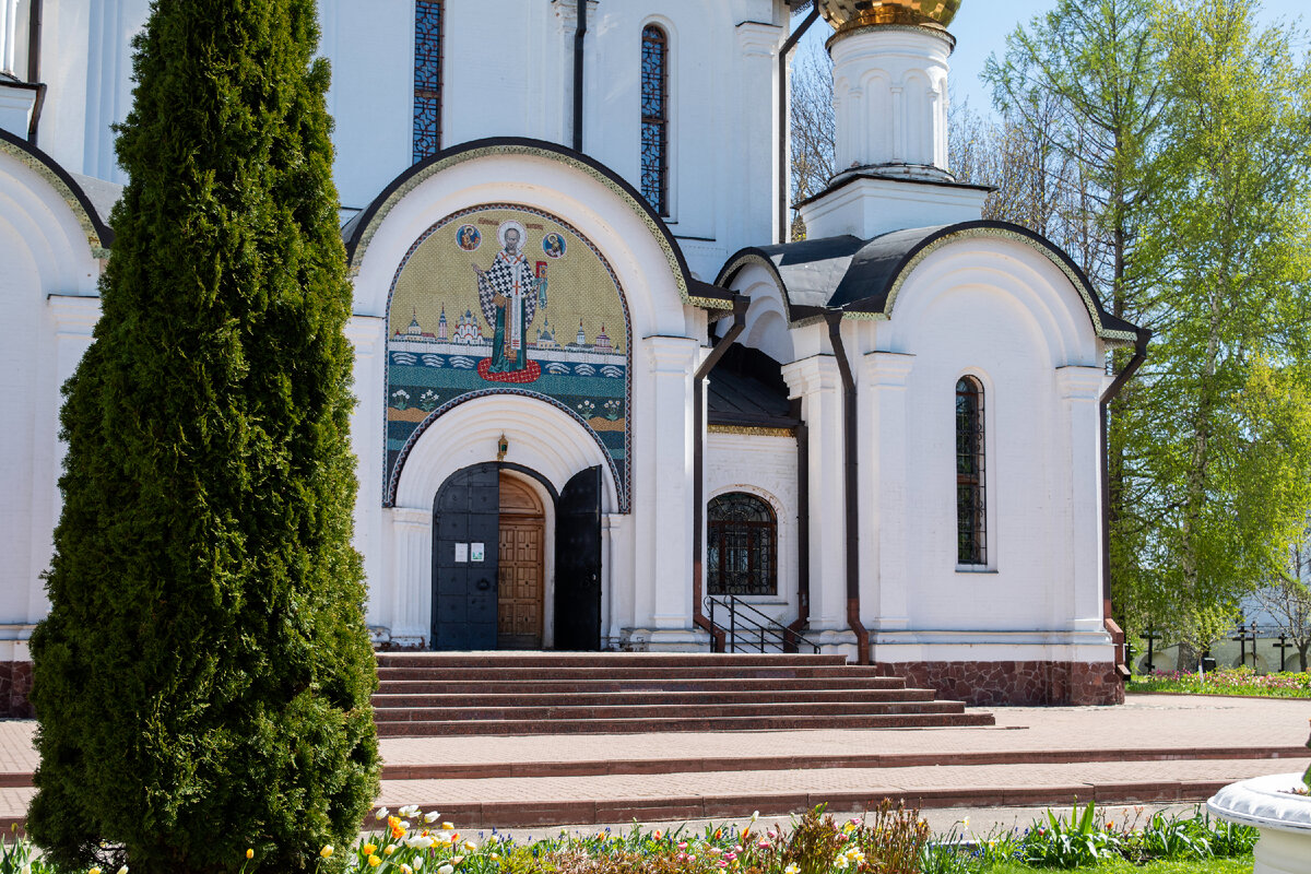 Духовное и материальное присуще любому человеку. Но, кажется, именно в нашей культуре и традициях это ощутимо особенно сильно. И пусть 95% пасхальных "захожан" не имеют представления о том, причём здесь вообще кулич (есть, конечно, толкования на которые даже дедушка Фрейд бы покрутил у виска) и что на самом деле символизирует собой яйцо (собственно, почему яйцо?) не это важно в этот день! // Русь Святая, храни веру православную, в ней же твоё утверждение