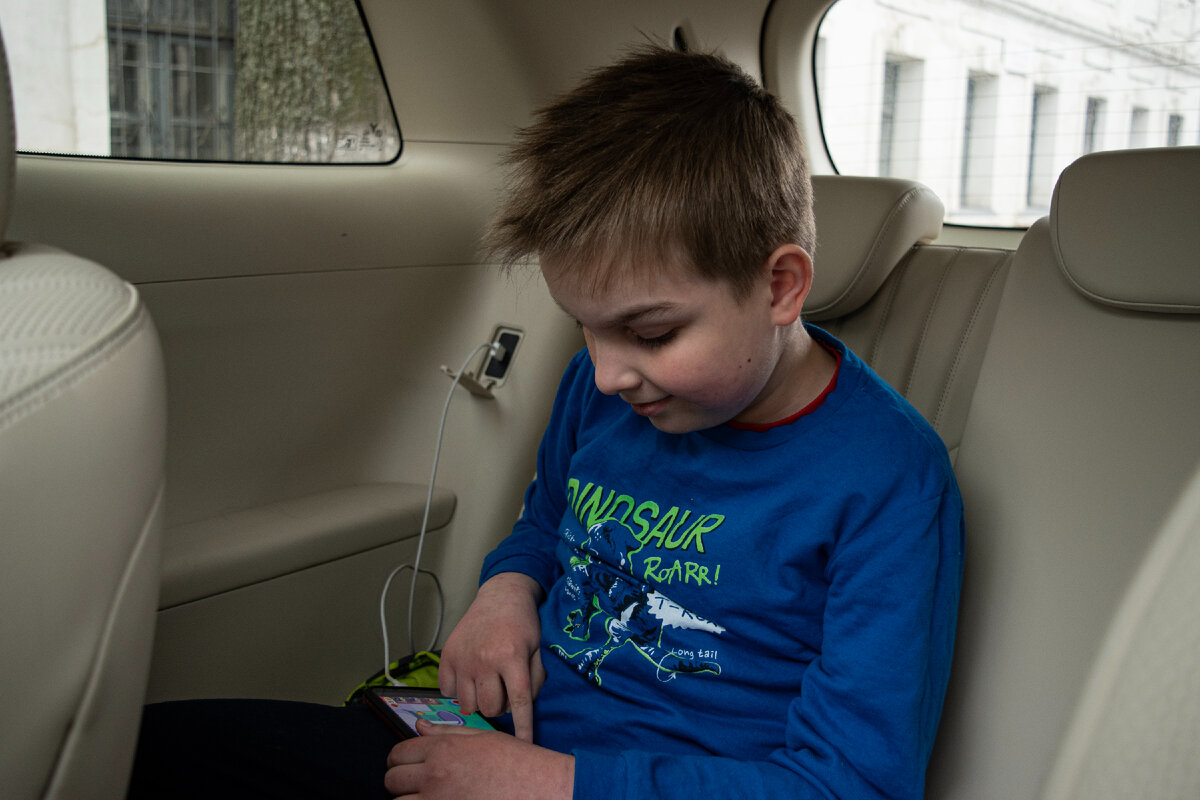 Можно, конечно, пытаться лишить детей гаджетов, но едва ли это сделает их счастливее. А чтобы гаджеты не доминировали в жизни - её нужно заполнять другими событиями и смыслами.