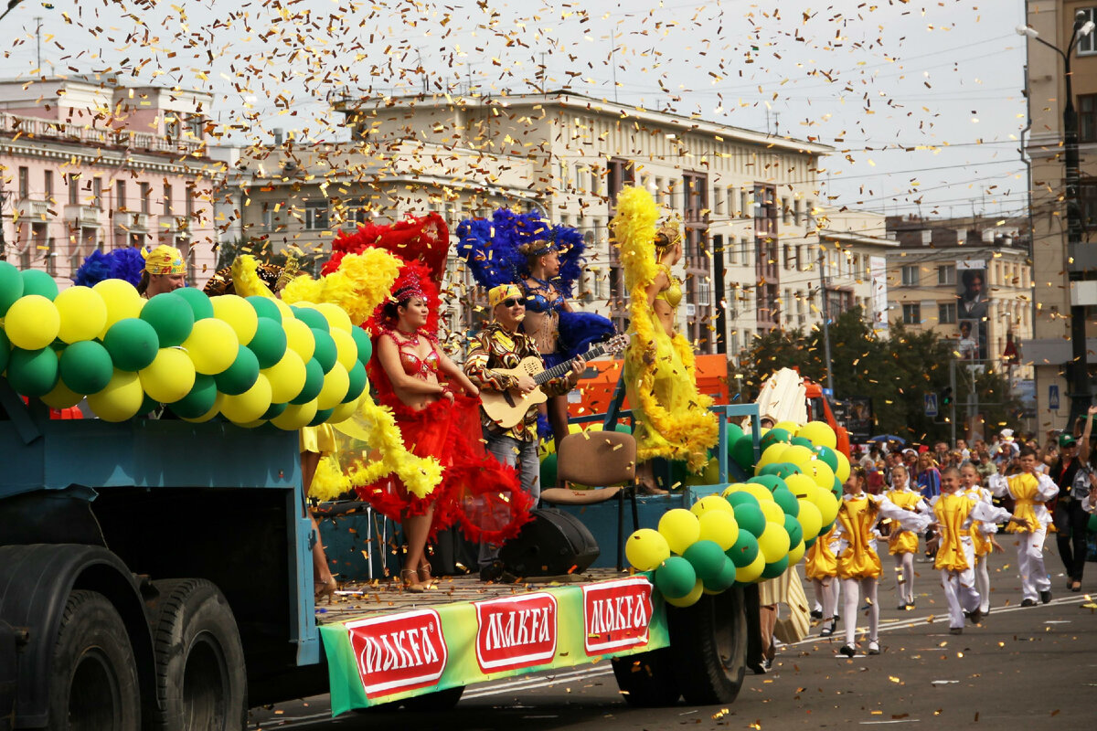 МАКФА НА ПРАЗДНИКЕ В ЧЕЛЯБИНСКЕ. ФОТО: ЛИДИЯ МУХАМАДЕЕВА/GLOBALLOOKPRESS.COM.  