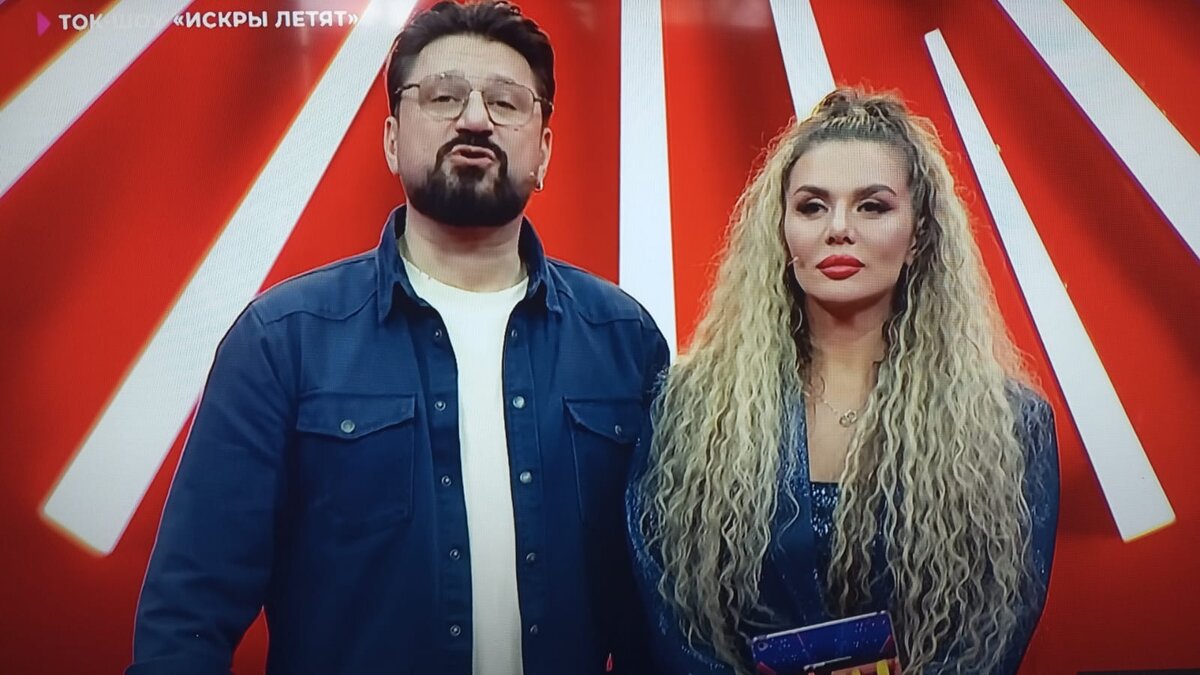 Анна ведущая: "Герой не моего рехаба! Почему артисты не могут совладать с зависимостями?! Кто или что заставляет их браться за стакан или стопку?! И почему их не останавливает даже позор и общественное порицание в соц. сетях?!"