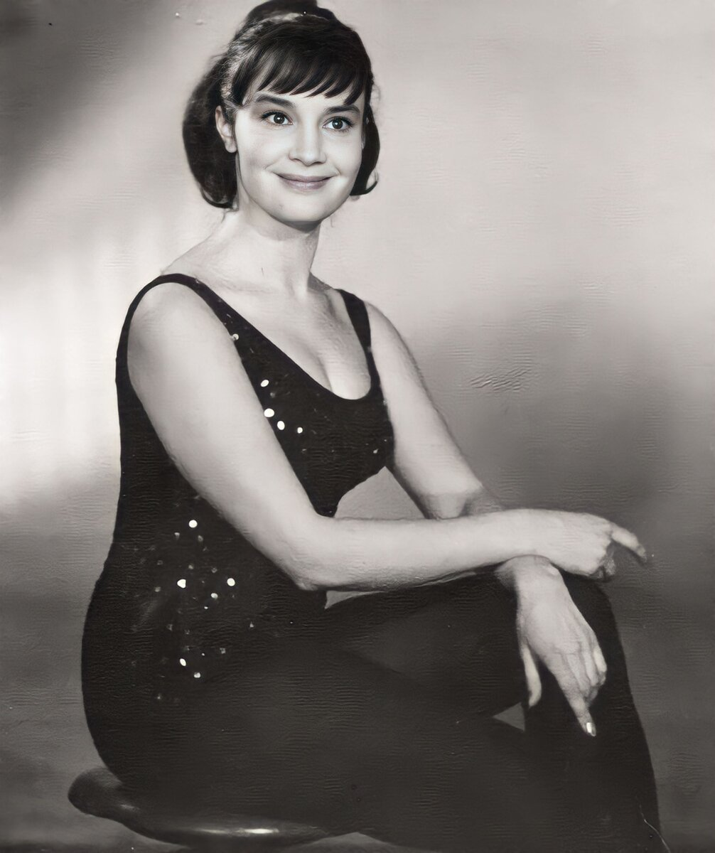 В 1963 году Владимир Басов начал снимать фильм "Тишина". На роль сестры главного героя, Аси Вохминцевой, режиссёр взял никому не известную дебютантку Наталью Величко.-9