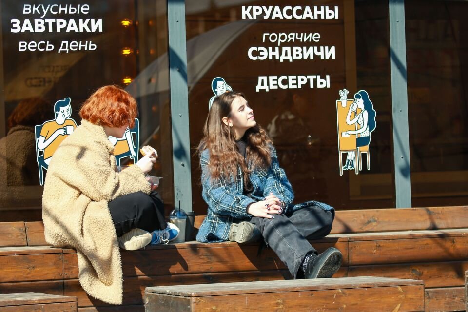    Весна. Барнаул. Девушки . Источник: Виталий Барабаш/"Толк"